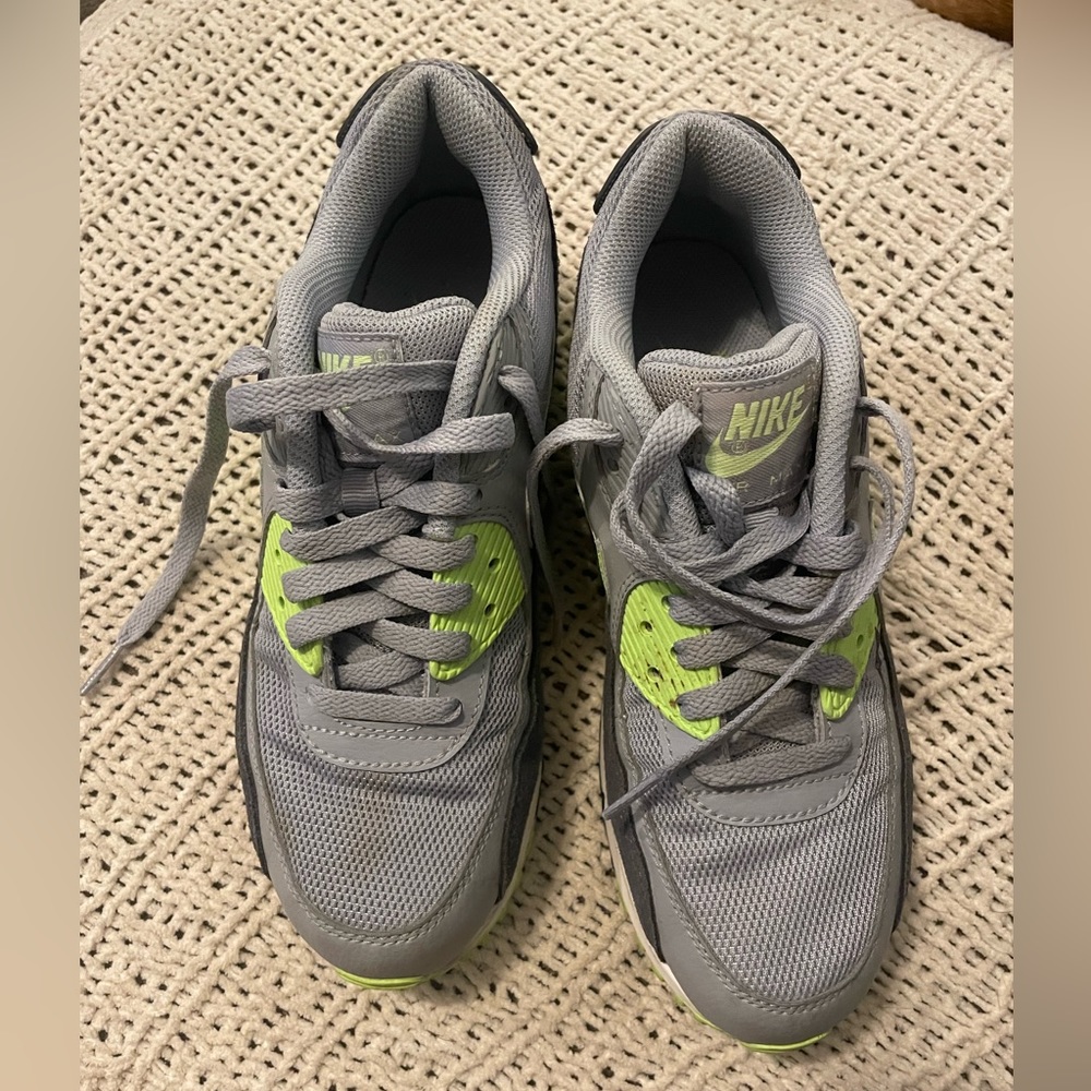 Rare Womens Nike Air Max 90 Essential in Wolf Grey & Ghost Green 7.5W 616730-022